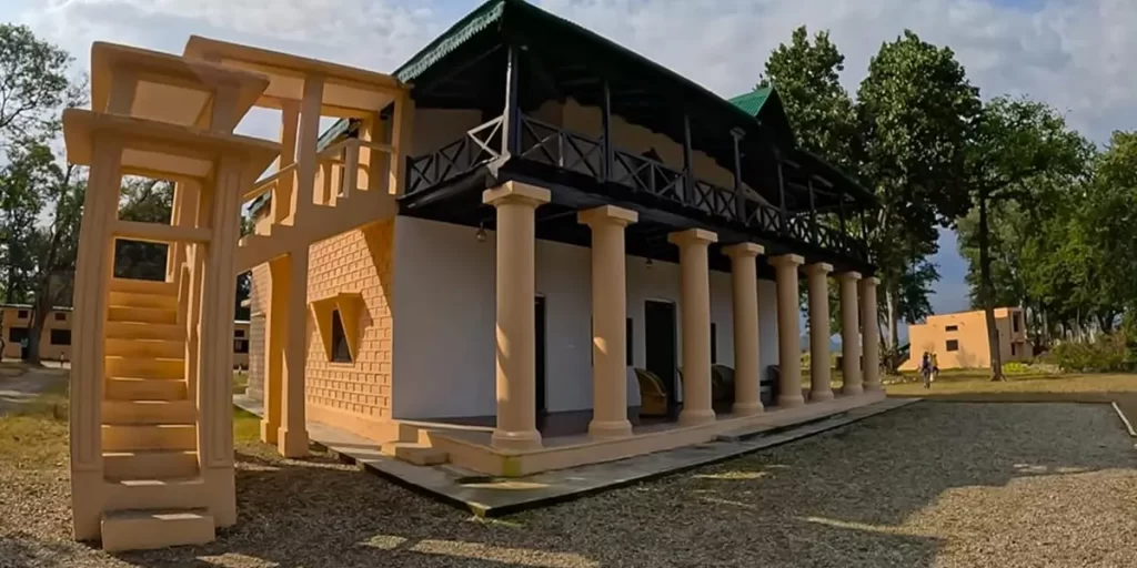 Dhikala Forest Lodge Jim Corbett National Park, India: stay tiger safari