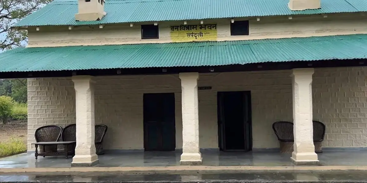 Sarapduli Forest Rest House situated strategically near the banks of the Ramganga River in the Dhikala core zone.